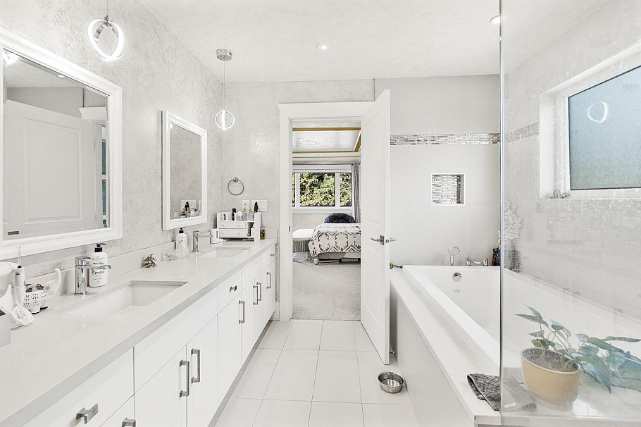 512 W 23rd Street North Vancouver, BC - 30