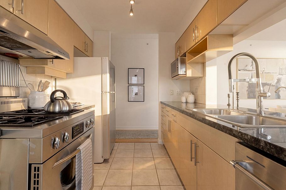702 1099 Marinaside Crescent Vancouver, BC - 13