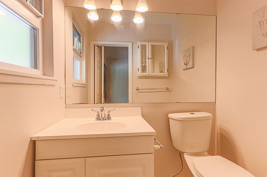 1352 E 16th Street North Vancouver, BC - 25