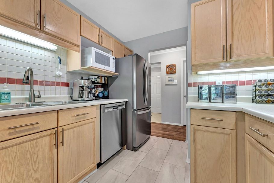 306 3400 SE Marinr Drive Vancouver, BC - 9