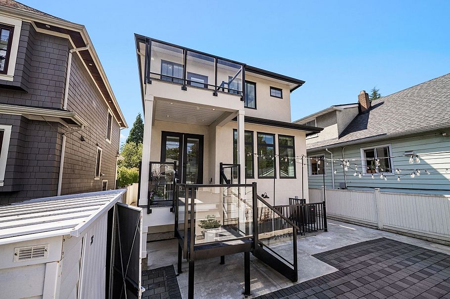 3123 W 16th Avenue Vancouver, BC - 35