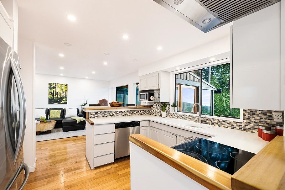 187 Rondoval Crescent North Vancouver, BC - 10