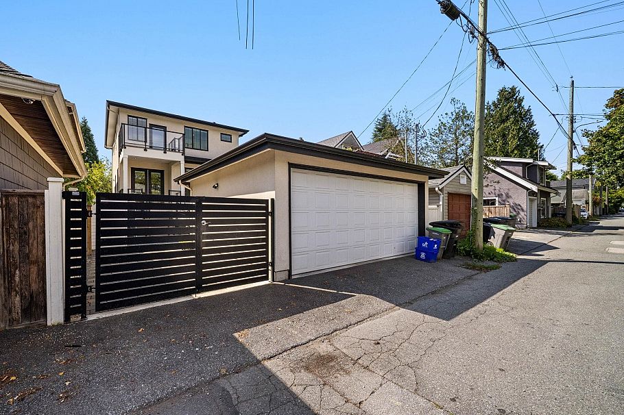 3123 W 16th Avenue Vancouver, BC - 36