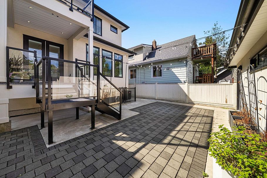 3123 W 16th Avenue Vancouver, BC - 34