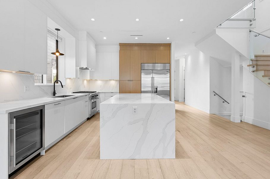3123 W 16th Avenue Vancouver, BC - 9