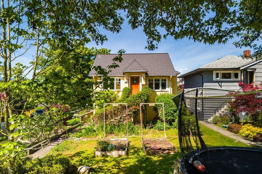 2607 E 5th Avenue Vancouver, BC - 1