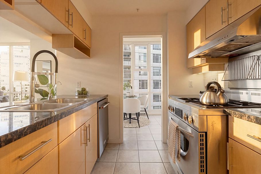 702 1099 Marinaside Crescent Vancouver, BC - 11