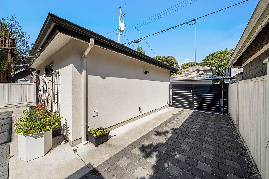 3123 W 16th Avenue Vancouver, BC - 33
