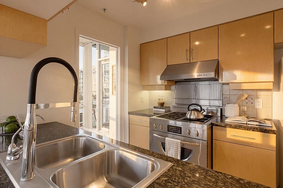 702 1099 Marinaside Crescent Vancouver, BC - 10