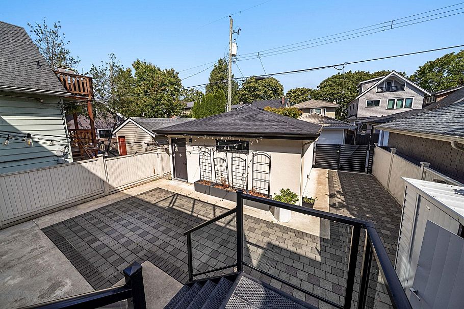 3123 W 16th Avenue Vancouver, BC - 32