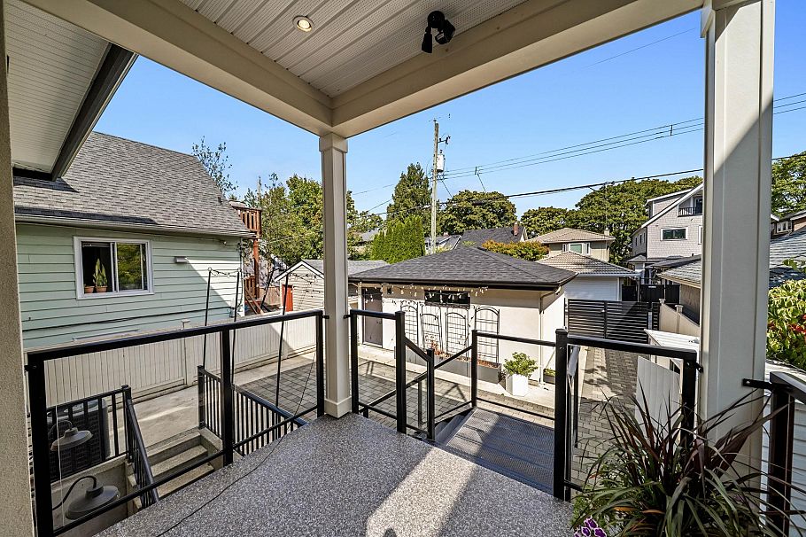 3123 W 16th Avenue Vancouver, BC - 31