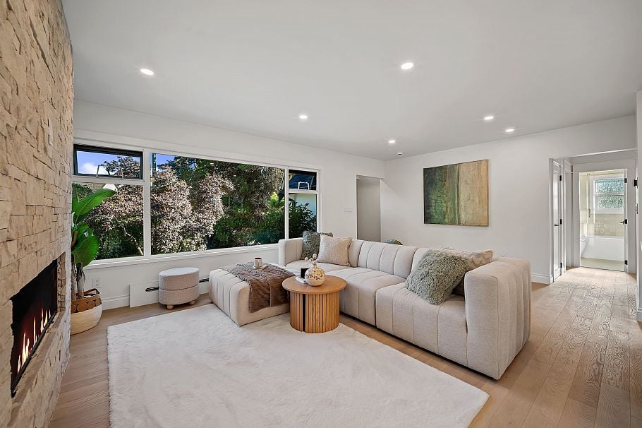 3975 Highland Boulevard North Vancouver, BC - 2