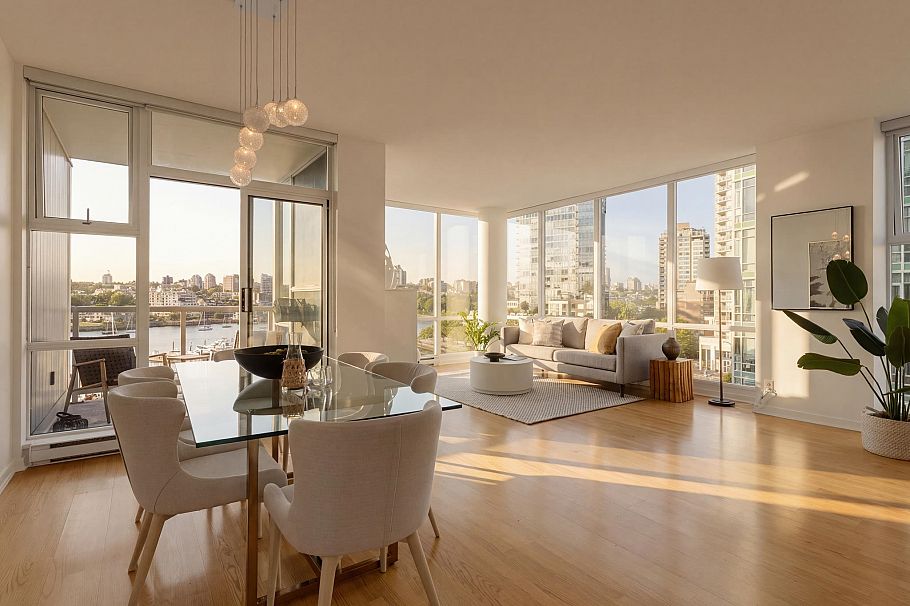 702 1099 Marinaside Crescent Vancouver, BC - 1