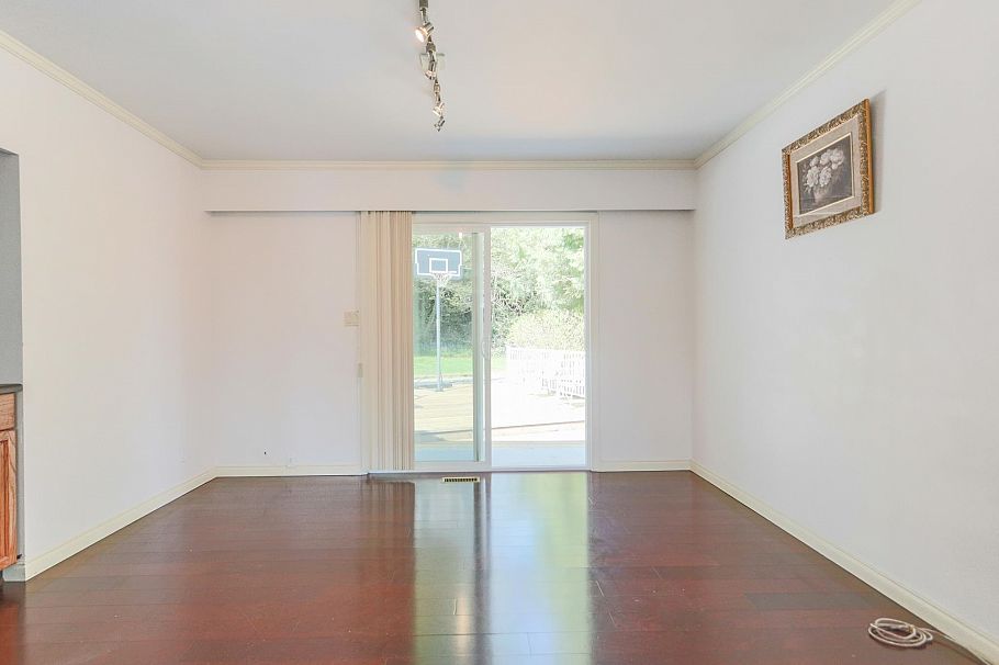 1352 E 16th Street North Vancouver, BC - 8