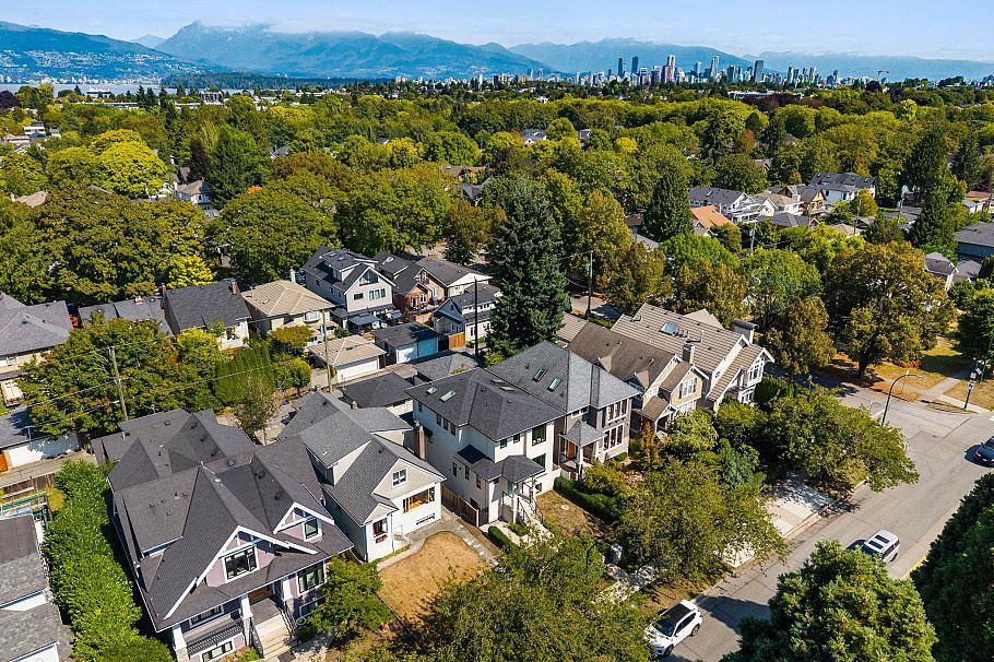 3123 W 16th Avenue Vancouver, BC - 39