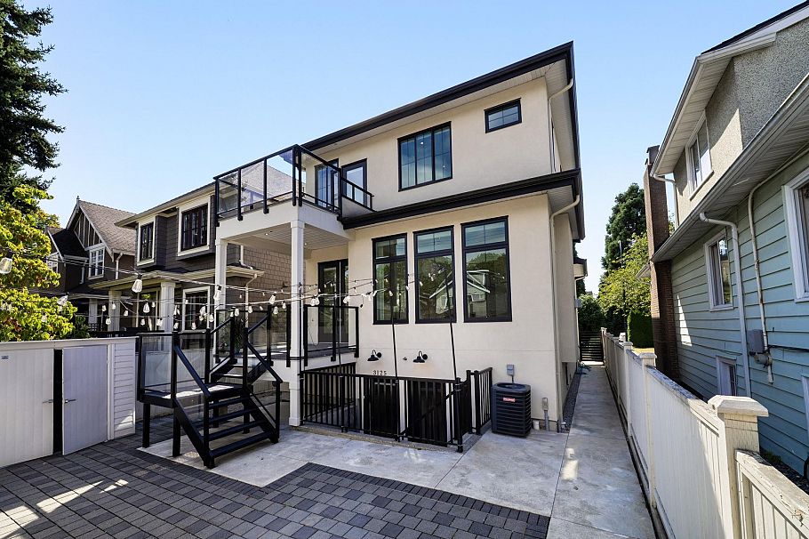 3123 W 16th Avenue Vancouver, BC - 30
