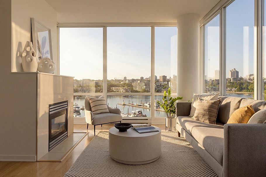 702 1099 Marinaside Crescent Vancouver, BC - 2