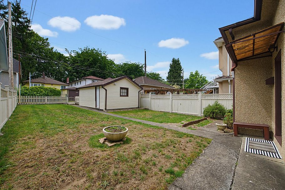 2546 Napier Street Vancouver, BC - 29