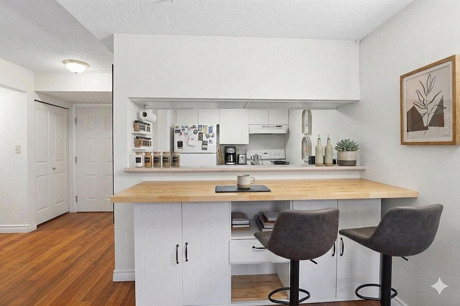 103 3480 Yardley Avenue Vancouver, BC - 3