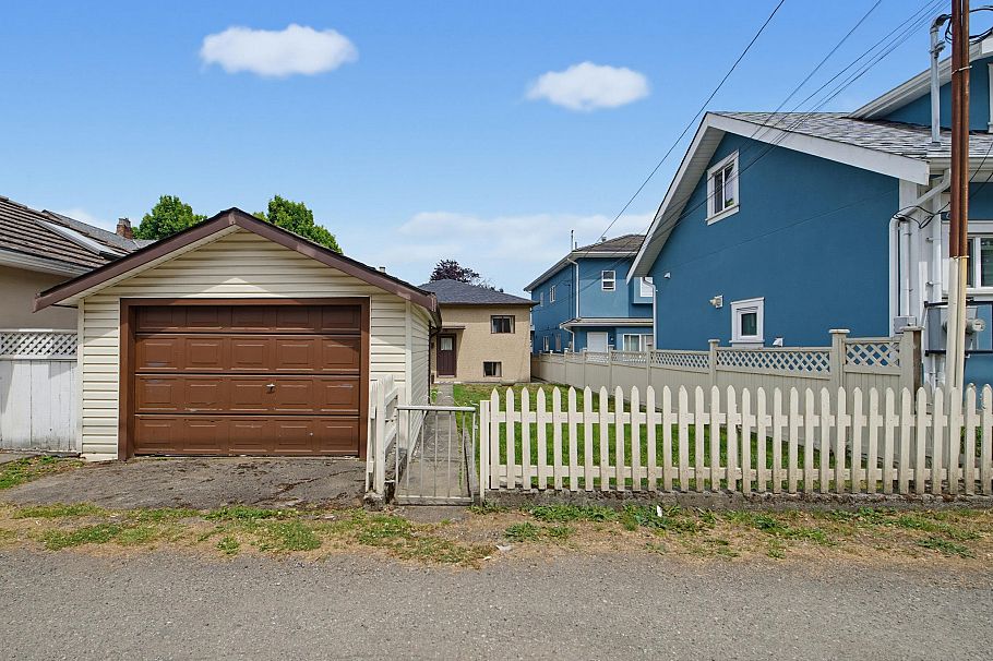 2546 Napier Street Vancouver, BC - 30