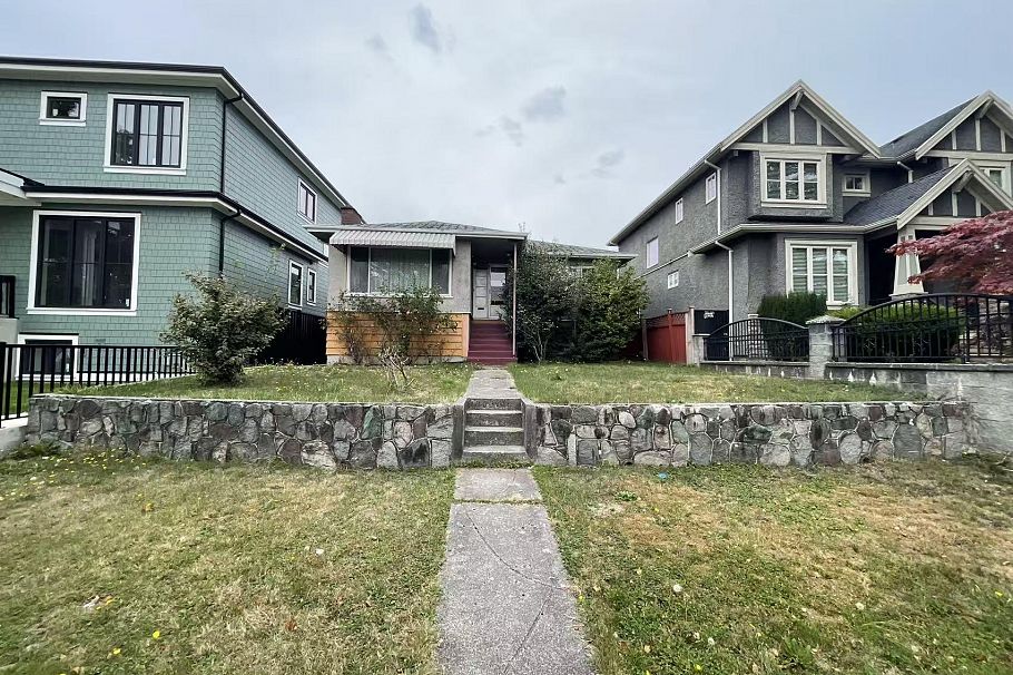 1621 E 58th Avenue Vancouver, BC - 1