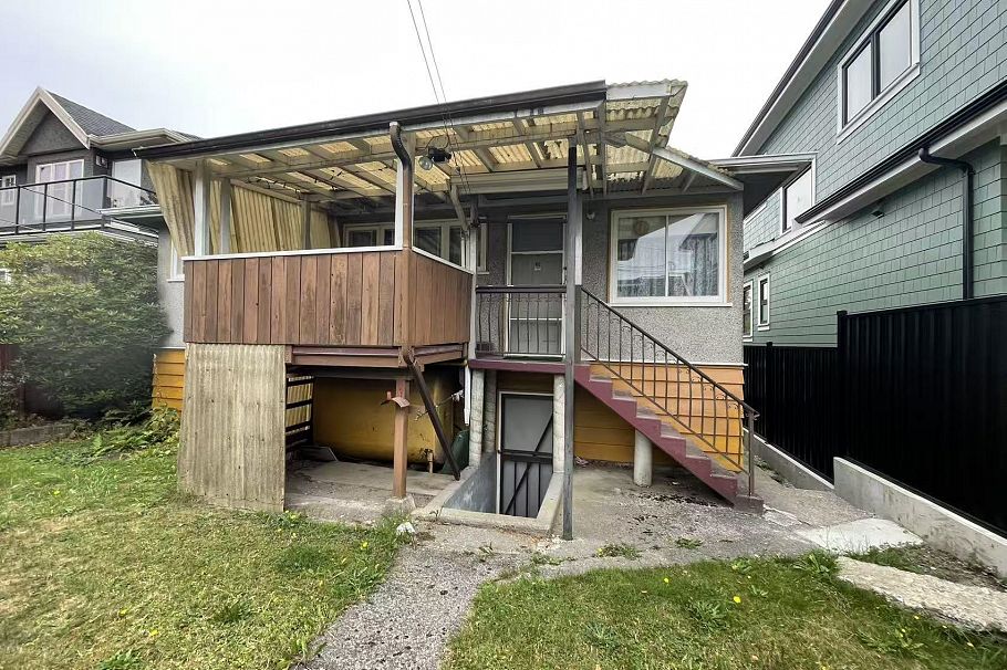 1621 E 58th Avenue Vancouver, BC - 3