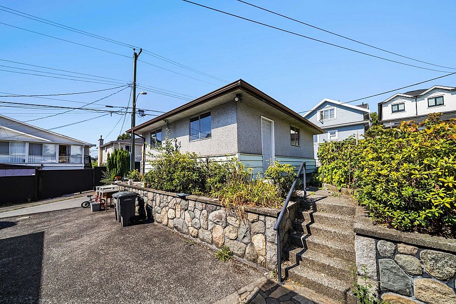 715 E 63rd Avenue Vancouver, BC - 18