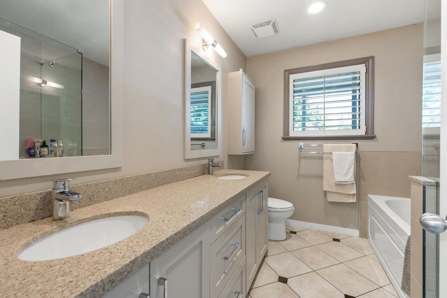 1545 W 49th Avenue Vancouver, BC - 16