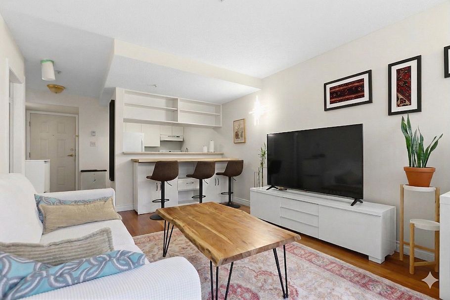 103 3480 Yardley Avenue Vancouver, BC - 2