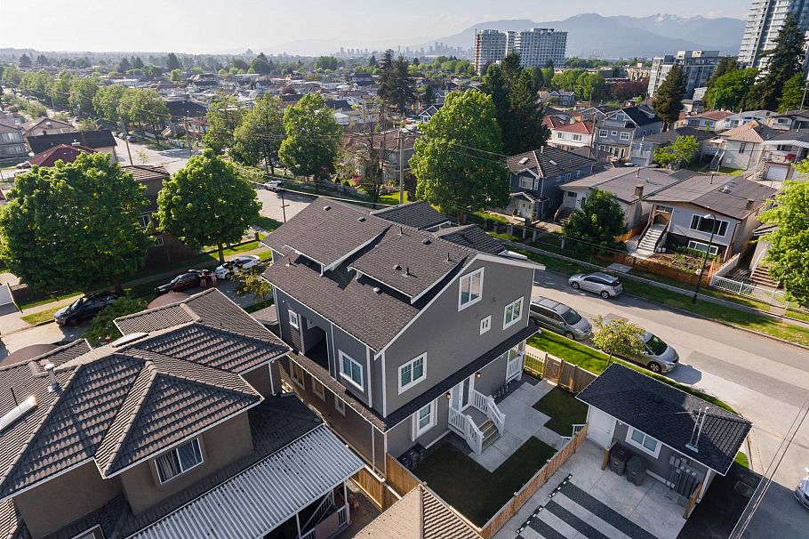 2368 E 34th Avenue Vancouver, BC - 1
