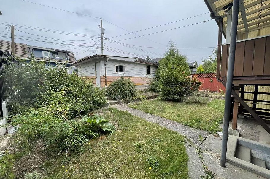1621 E 58th Avenue Vancouver, BC - 4