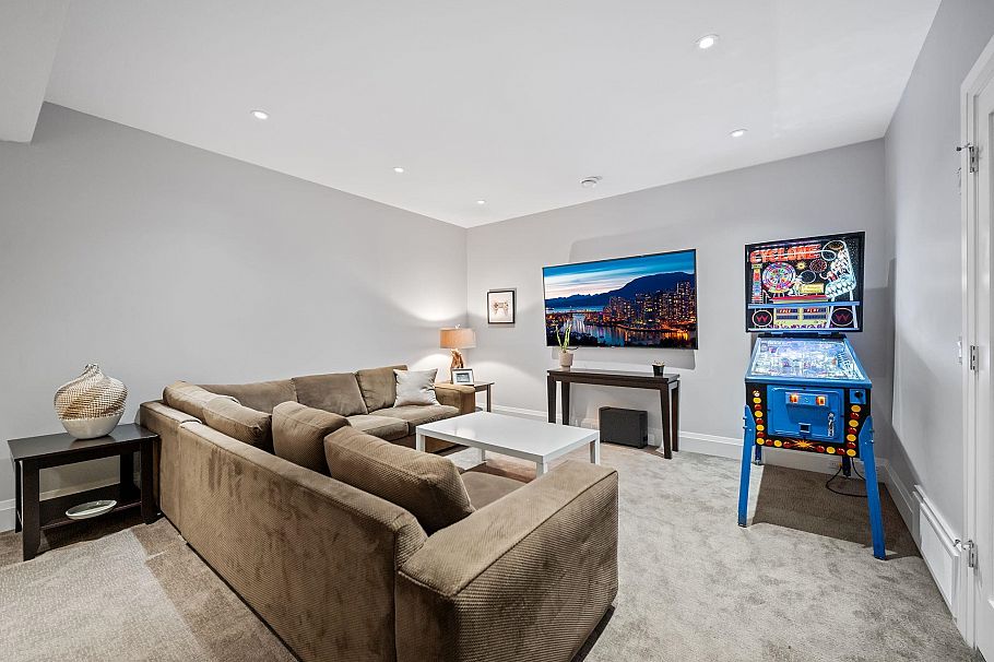 433 E Queens Road North Vancouver, BC - 28
