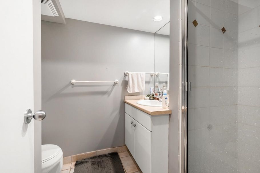 1545 W 49th Avenue Vancouver, BC - 26