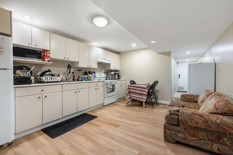 1545 W 49th Avenue Vancouver, BC - 21