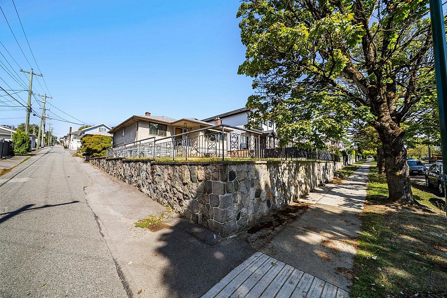 715 E 63rd Avenue Vancouver, BC - 12