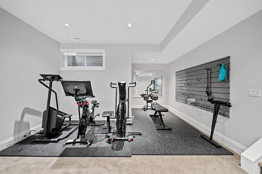 433 E Queens Road North Vancouver, BC - 29