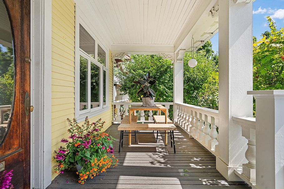 739 E 24th Avenue Vancouver, BC - 2
