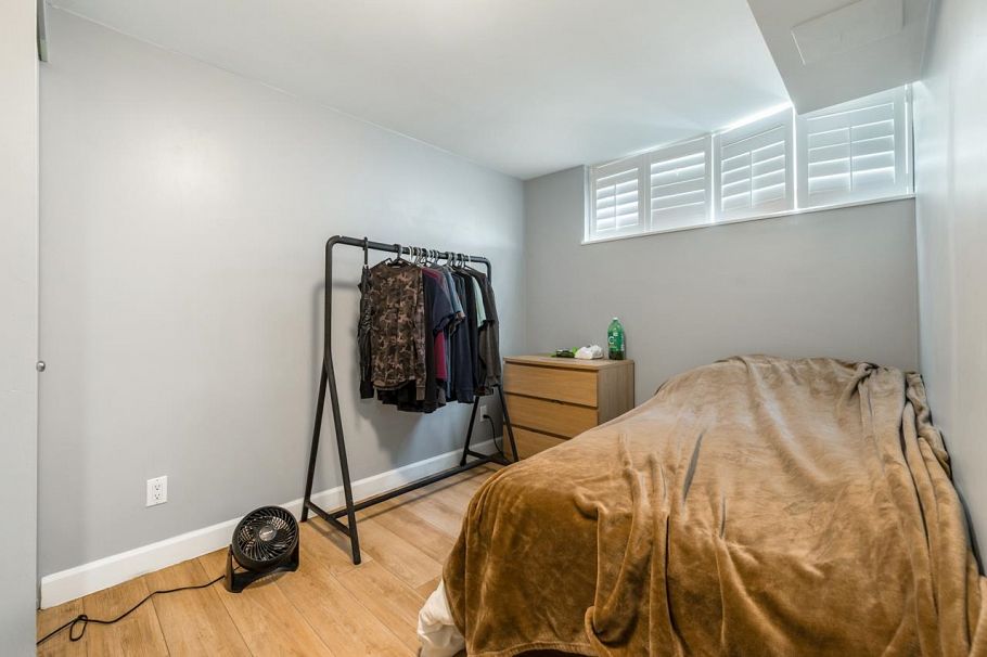 1545 W 49th Avenue Vancouver, BC - 24