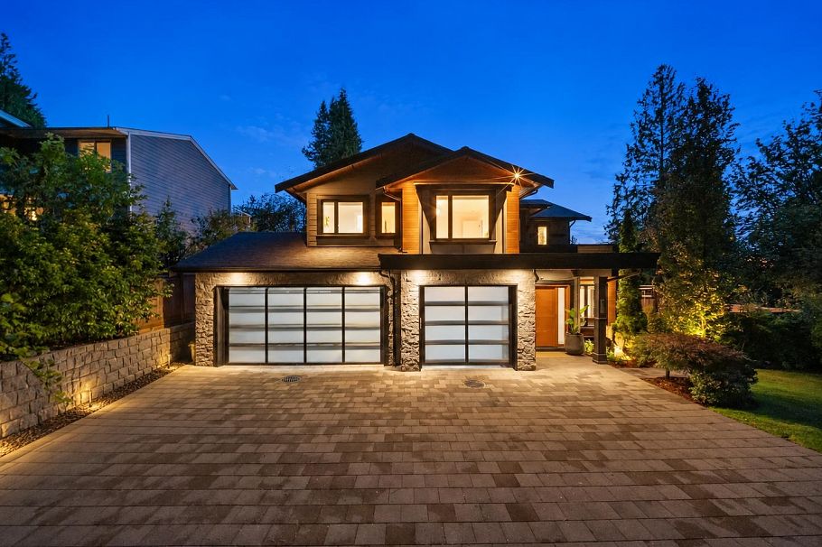 433 E Queens Road North Vancouver, BC - 1