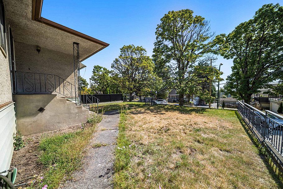 715 E 63rd Avenue Vancouver, BC - 11
