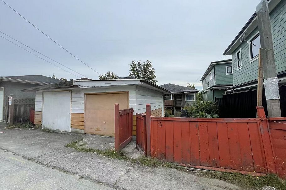 1621 E 58th Avenue Vancouver, BC - 2