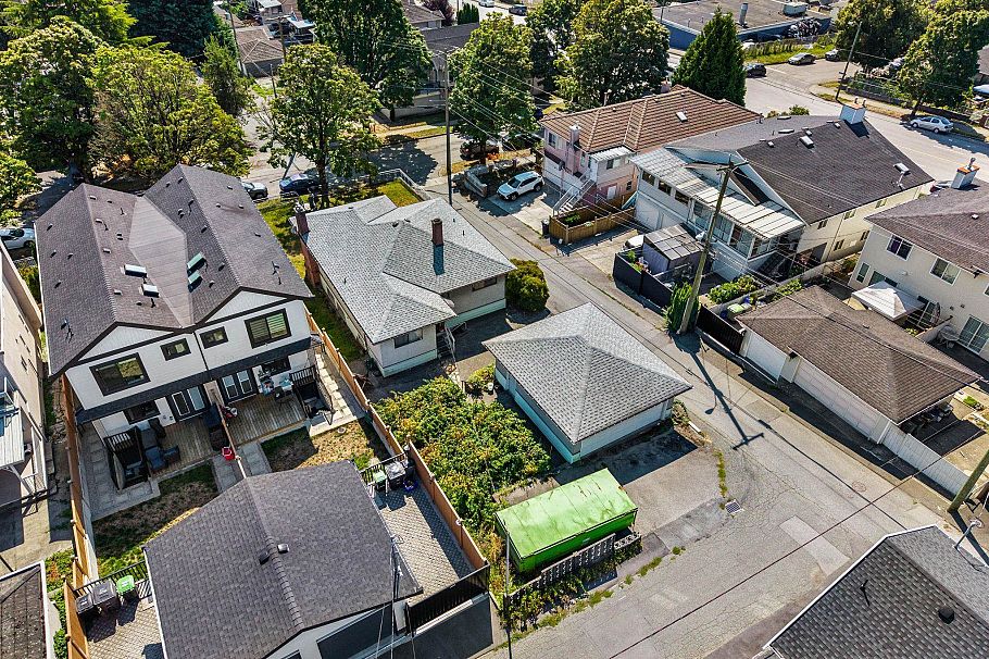 715 E 63rd Avenue Vancouver, BC - 2