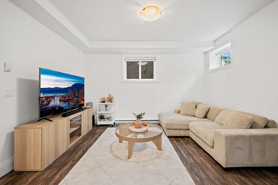 433 E Queens Road North Vancouver, BC - 30