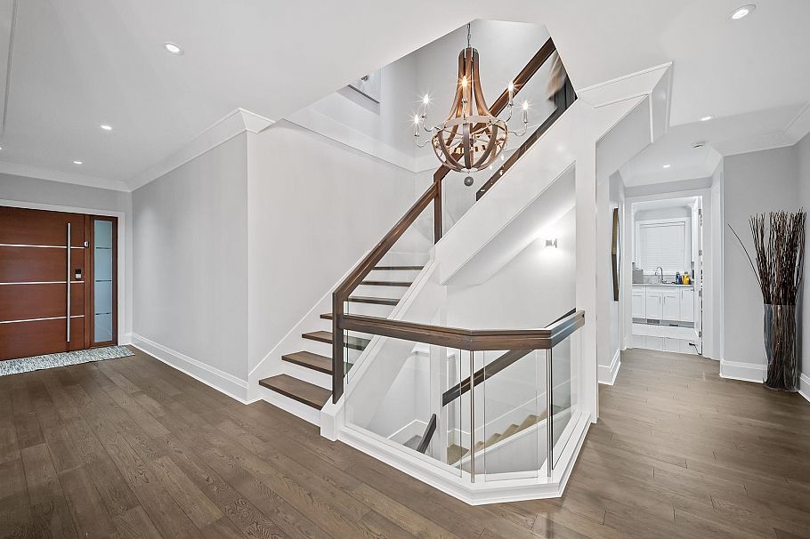 433 E Queens Road North Vancouver, BC - 2
