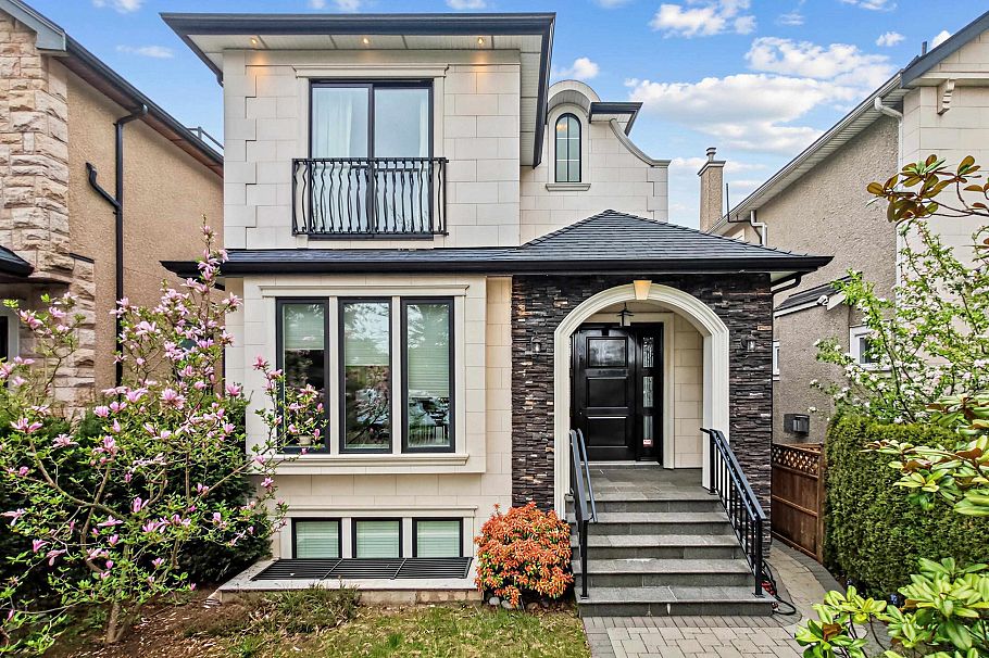 4555 W 9th Avenue Vancouver, BC - 1