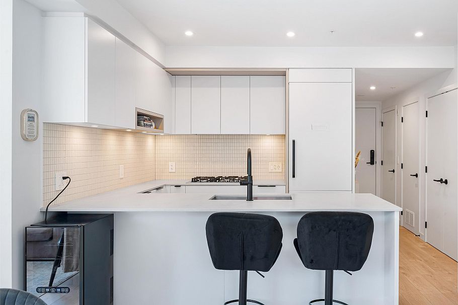 221 2520 Guelph Street Vancouver, BC - 4