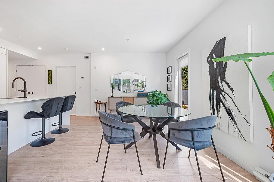 221 2520 Guelph Street Vancouver, BC - 9