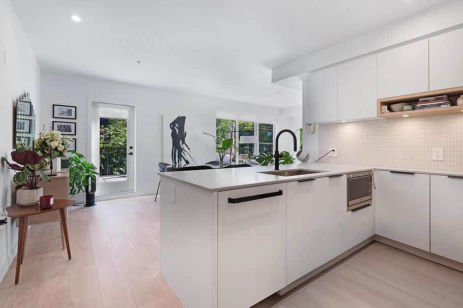 221 2520 Guelph Street Vancouver, BC - 5
