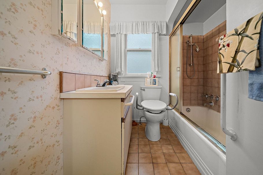4311 W 14th Avenue Vancouver, BC - 11
