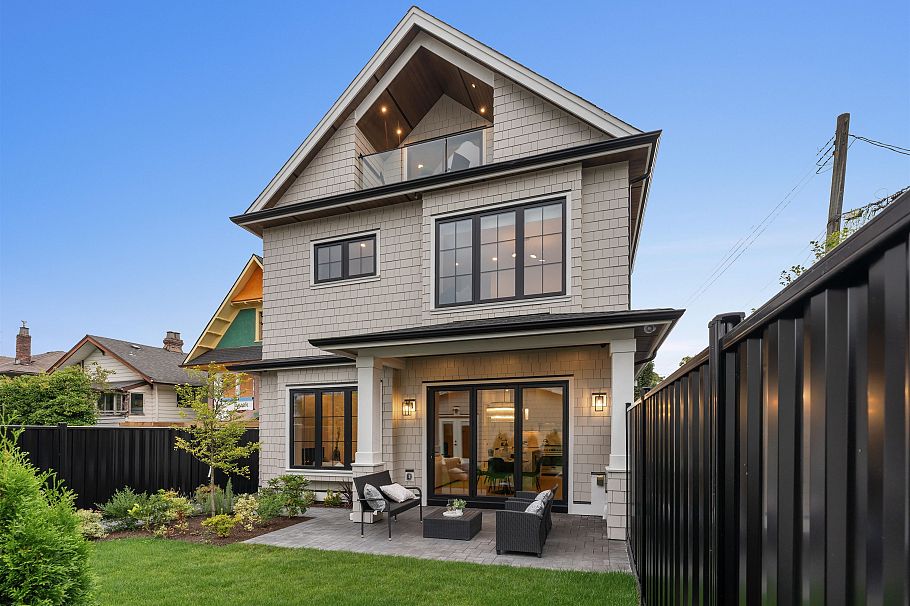 2 2256 E Pender Street Street Vancouver, BC - 1
